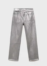 Pantalón de jean plateado de tiro alto, corte recto, con cierre de cremallera y botón, cinco bolsillos y trabillas.