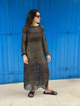 Vestido largo de tejido de punto abierto (red) color crudo, de manga larga y escote redondo.