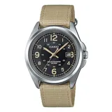 Reloj Casio con caja plateada, esfera negra con números arábigos dorados y correa de tela beige. Resistente al agua hasta 50 metros y con carga solar.