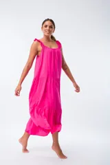 Vestido largo fucsia de algodón con breteles finos con volados y corte escalonado.