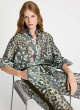 Pantalón de tiro alto confeccionado en tejido similar al lino con estampado animal, cintura elástica con cordón, cuatro bolsillos, banda lateral, bajos ajustables y acabado pespunteado.