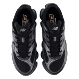 Championes New Balance Abzorb 2000, color negro con detalles en gris, capellada de malla y superposiciones sintéticas, entresuela Abzorb y suela de goma.