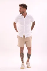 Bermuda color beige de lino con cordón ajustable en la cintura.