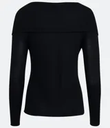 Blusa negra de viscosa con cuello ancho y mangas largas.