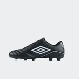 Championes de fútbol Umbro Classico III HG, color negro con detalles en blanco.