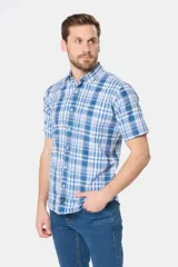 Camisa de hombre a cuadros azules y blancos, de manga corta y corte clásico.