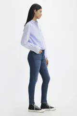 Jeans ajustados de denim elastizado en color azul oscuro, con cintura de media altura y pierna ajustada.