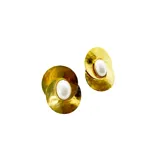 Aros colgantes de bronce enchapado en oro con forma circular y perla plástica en el centro.