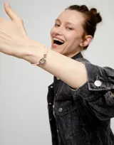 Pulsera de cuero trenzado color rosa con cierre de mosquetón entrelazado bañado en plata.