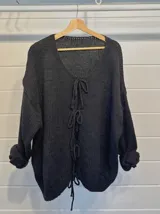 Sweater oversize de tejido calado, con detalle de lazo en la parte delantera y manga larga.