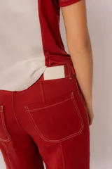 Pantalón negro de lino de corte ancho con costuras a contratono.