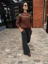 Sweater tejido blanco de hilo 100% algodón, con cuello redondo y diseño con motivos geométricos en el canesú en tonos rojo, verde, azul y negro.