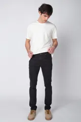 Pantalón de jean gris oscuro, de corte recto, con bolsillos delanteros y traseros.