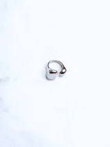 Anillo dorado con diseño irregular y forma orgánica.