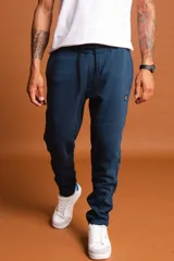 Pantalón de jogging azul con puños elásticos y cordón ajustable en la cintura.