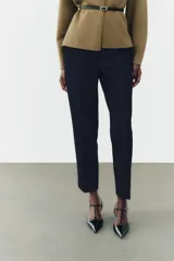 Pantalón de vestir azul marino con corte tobillero, tiro medio, cintura elástica en la espalda, bolsillos delanteros y falsos bolsillos de vivo en la espalda.