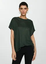 Camiseta verde oscuro de lino, con cuello redondo y mangas cortas.