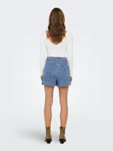 Short de jean celeste con cintura alta, corte holgado y cinturón de lazo.