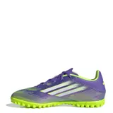 Championes de fútbol 5 Adidas F50 Club en color violeta con detalles en verde lima. Presentan una parte superior sintética con gráficos de velocidad, cierre de cordones y suela de goma con tapones pequeños optimizada para canchas de césped sintético.