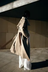 Pantalón de jean blanco de tiro alto, corte amplio en la pierna y cinco bolsillos.