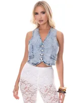 Chaleco corto de denim celeste con tachas plateadas, cuello en V y cierre frontal con botones.