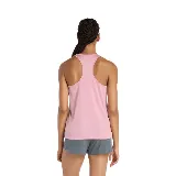 Musculosa deportiva New Balance Sport Essentials, color rosa, con espalda estilo nadador y logo reflectivo en el pecho.
