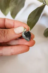 Dije pequeño con forma de corazón, hecho de amatista natural.