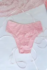 Bombacha tiro alto de algodón elastizado color rosa, con detalles de puntilla elastizada y fundillo de algodón.