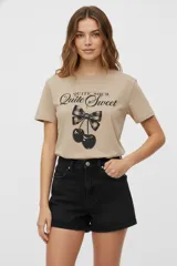 Remera color beige con estampado de cerezas y texto en negro.