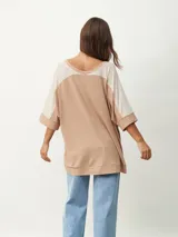 Remera color beige con escote en V y mangas cortas ranglán en color crema.
