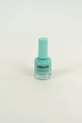 Esmalte de uñas color menta, ideal para dar un toque vibrante a tus manicuras.