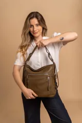Cartera mochila color marrón de símil cuero suave con múltiples bolsillos con cierre, división al medio y correa ajustable de doble manija para llevar al hombro y como mochila.