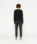 Suéter negro de punto fino con cuello en V y corte holgado, confeccionado en mezcla de lana de alpaca.