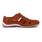 Zapato tipo guillermina color marrón, con calado y ajuste con velcro.