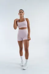 Conjunto deportivo color fucsia compuesto por top y short de calce ajustado con textura acanalada.
