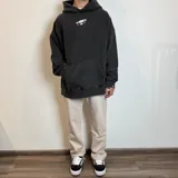 Pantalón de gabardina color beige, de corte recto y tiro medio.