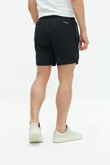 Short de baño liso color azul marino, con cintura elástica ajustable con cordón, dos bolsillos laterales, un bolsillo trasero y logo bordado.