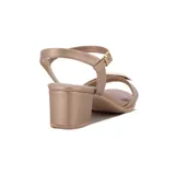 Sandalia de tacón ancho color moca, con tira ancha sobre los dedos y pulsera con hebilla al tobillo.