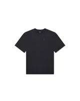 Remera de manga corta color negro con cuello redondo y logo bordado en el pecho.