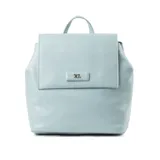 Mochila celeste de símil cuero acolchado, con acceso mediante solapa con botones imantados. Tiene un compartimento principal con dos bolsillos abiertos y uno con cierre. Cuenta con correa regulable y herrajes plateados.