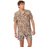 Camisa manga corta con estampado abstracto en tonos beige y marrón. Tiene cuello clásico, cierre con botones y bolsillo en el pecho.