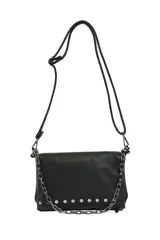 Bandolera negra con solapa, correa ajustable y desmontable. Decorada con una cadena metálica en el frente y tachas hexagonales plateadas en la parte inferior.