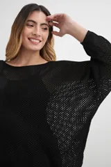 Sweater tejido de punto color fucsia con cuello redondo y mangas largas abullonadas. Presenta apliques de flores en relieve en el frente y en las mangas.