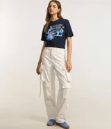 Remera azul marino de algodón con estampado de Stitch comiendo un helado y la frase "Chilled Vibes".