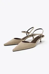 Zapato destalonado color beige de ante, con punta fina, pulsera al tobillo con hebilla y tacón kitten.