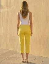 Pantalón capri color naranja, de gabardina elastizada.