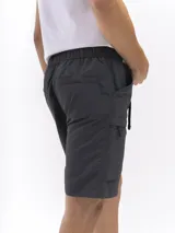 Bermuda negra de nylon con cinturón incorporado ajustable, dos bolsillos laterales superiores, dos bolsillos laterales con cierre y dos bolsillos traseros con botón.