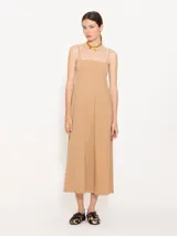 Vestido midi color beige de tela de punto lisa, con escote y espalda rectos, breteles finos y falda con corte en línea A.
