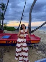 Chaleco largo marrón de tejido de punto, con ganchito en el pecho.