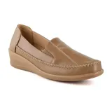Zapato casual Korium Confort Juana color marrón, con capellada lisa, elástico en la parte superior y suela de goma.